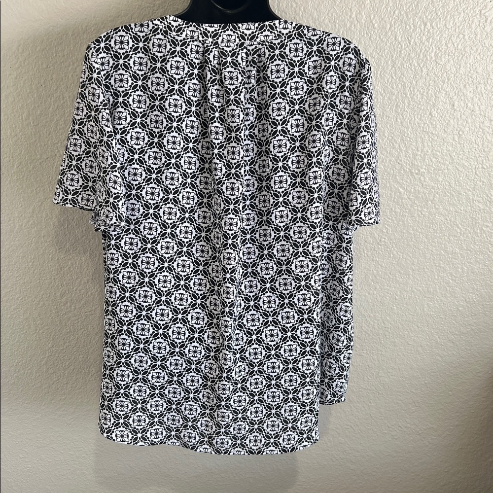 NWT Liz Claiborne Black and White Geometric Blouse Large - Picture 4 of 6